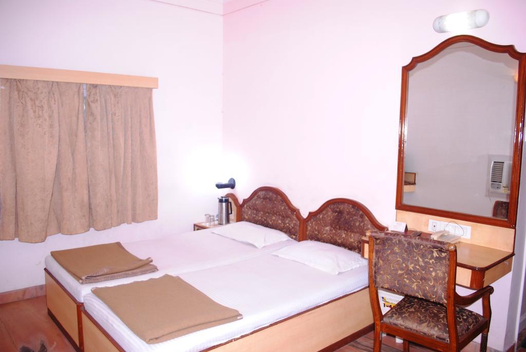 Hotel Padma Puri Room photo